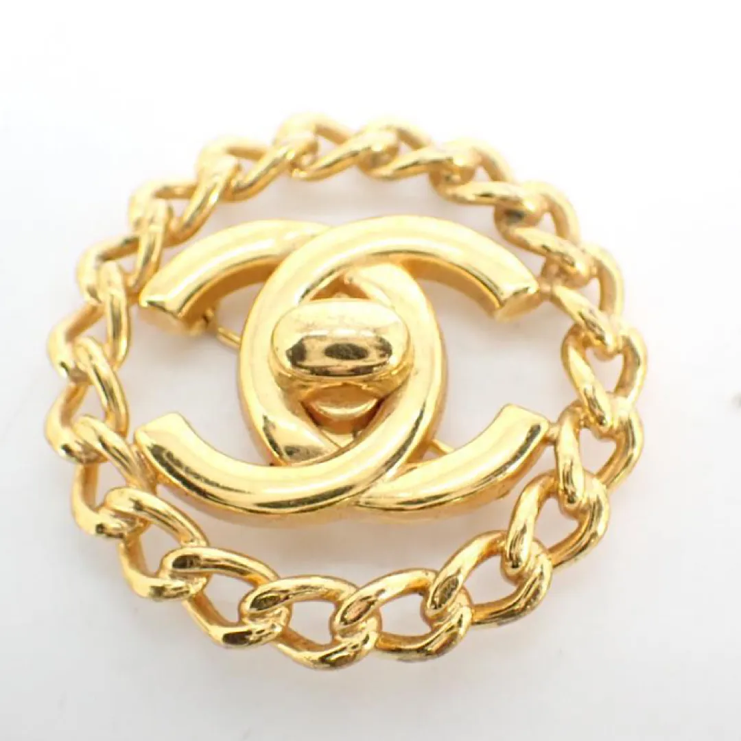 Vintage CHANEL golden chain frame turn lock CC pin brooch. Gorgeous jewelry. Coco mark brooch. 061015ac1